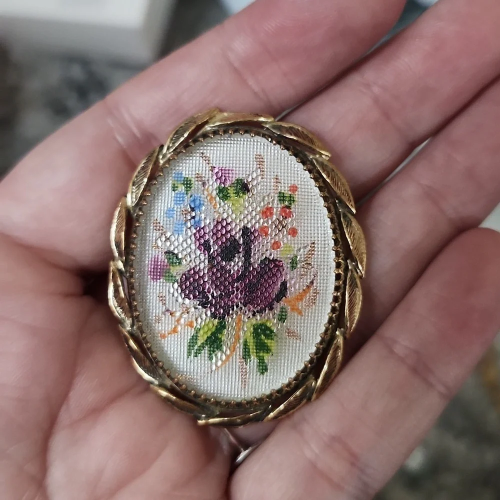 Vintage‎ floral glass brooch